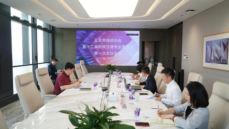 转让双方需到相关部门办理资质变更手续。具体流程如下：